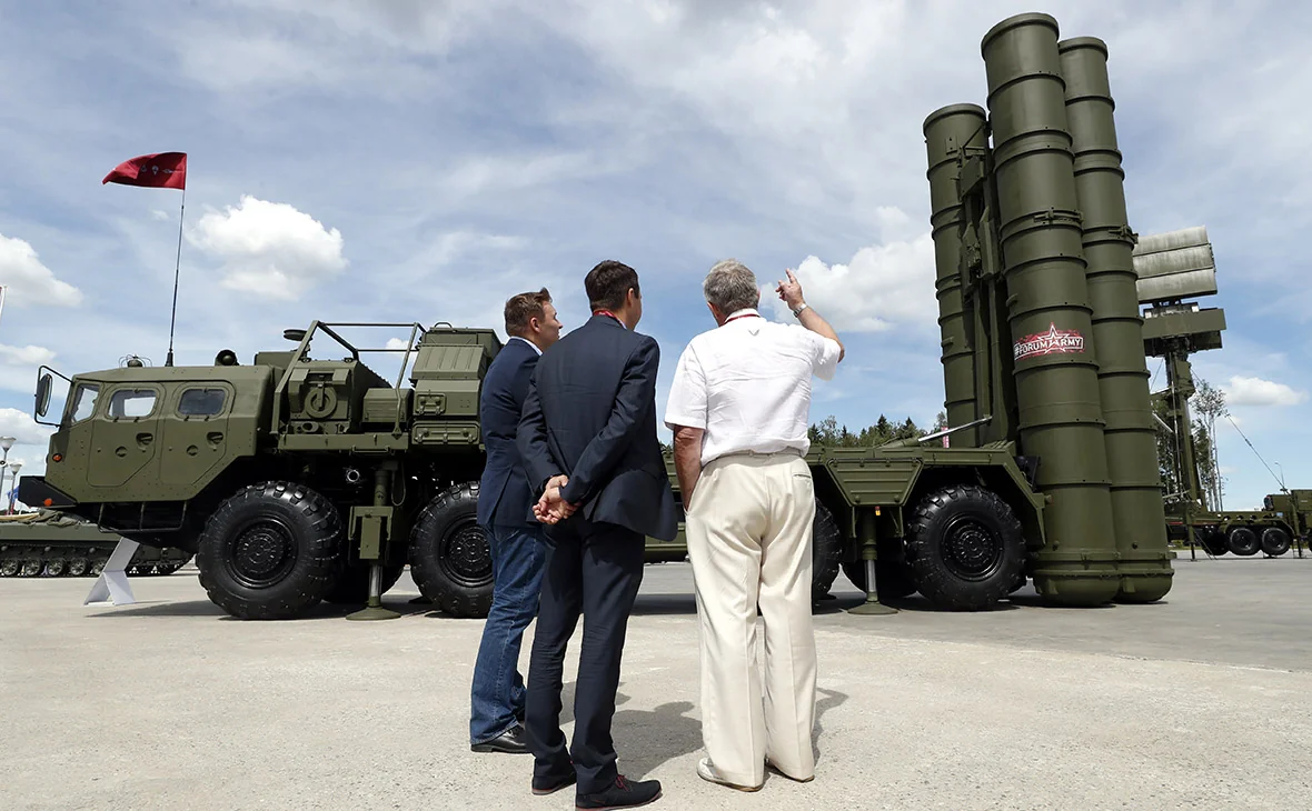 Чиновники осматривают зенитные комплексы С-400 во время переговоров с Турцией