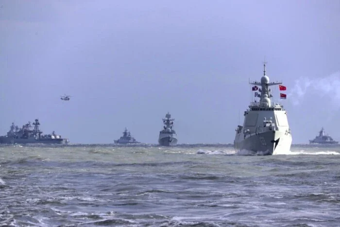 Китайські військові кораблі на спільних навчаннях у Жовтому морі