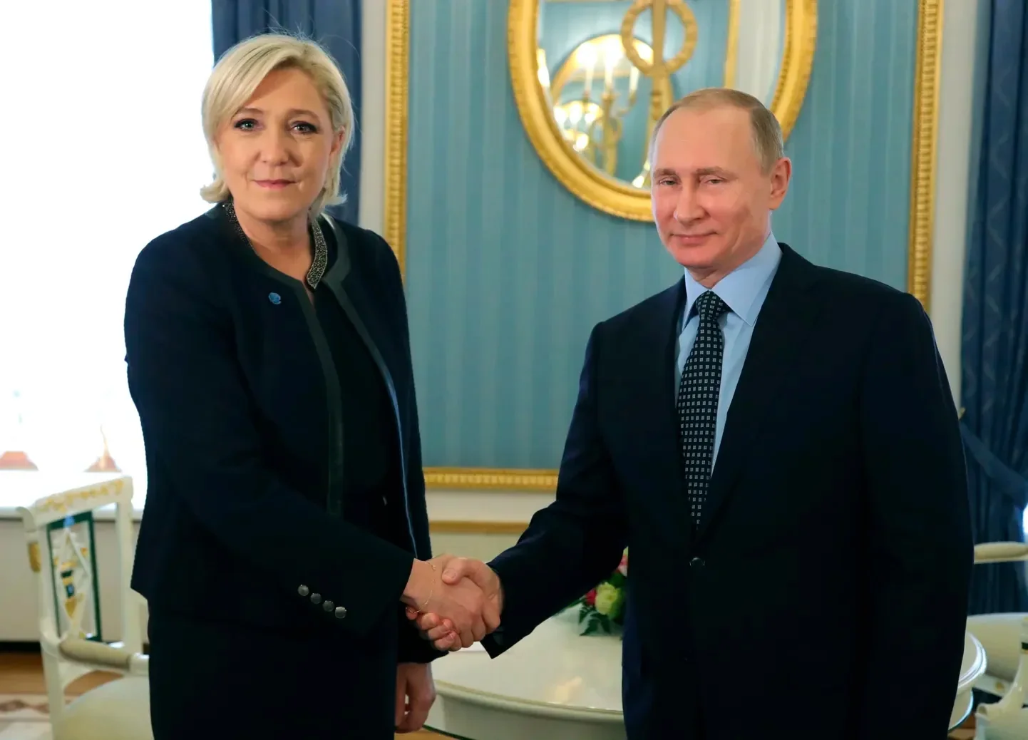 Ле Пен снова в игре: как «подруга Путина» вернула себе право стать президентом Франции Марин Ле Пен и Владимир Путин жмут руки на встрече
