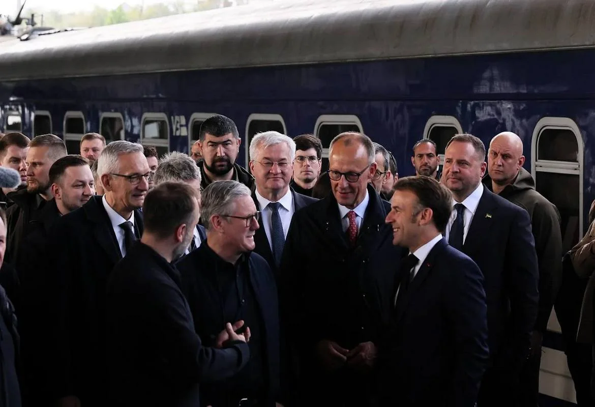 Лідери європейських держав біля поїзда після прибуття до Києва на День Державності