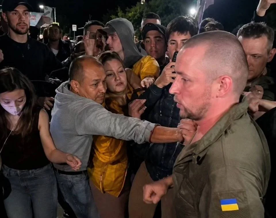 Цивільні нападають на військового у Львові, зриваючи з нього форму
