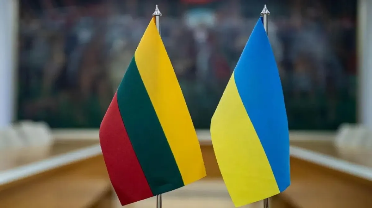 Флаги Литвы и Украины во время переговоров о вступлении в ЕС