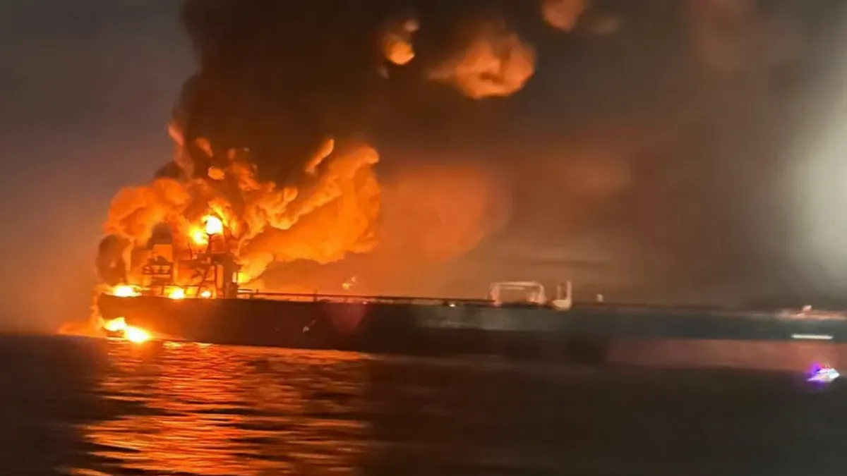Палаючий російський танкер після удару в Азовському морі