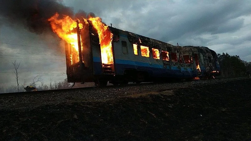 Палаючий поїзд на коліях під час масштабної пожежі на Київщині