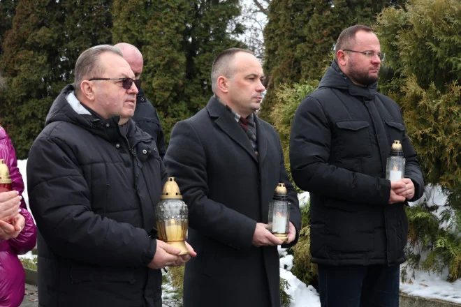 Польські офіційні особи з лампадками вшановують жертв Волинської трагедії