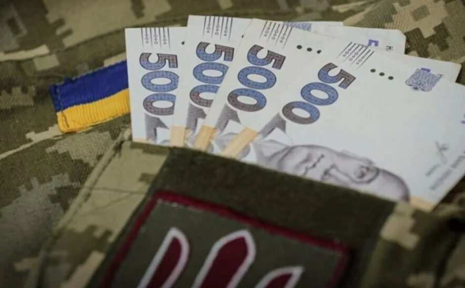 Банкноти по 500 гривень на камуфляжі ЗСУ з тризубом і прапором