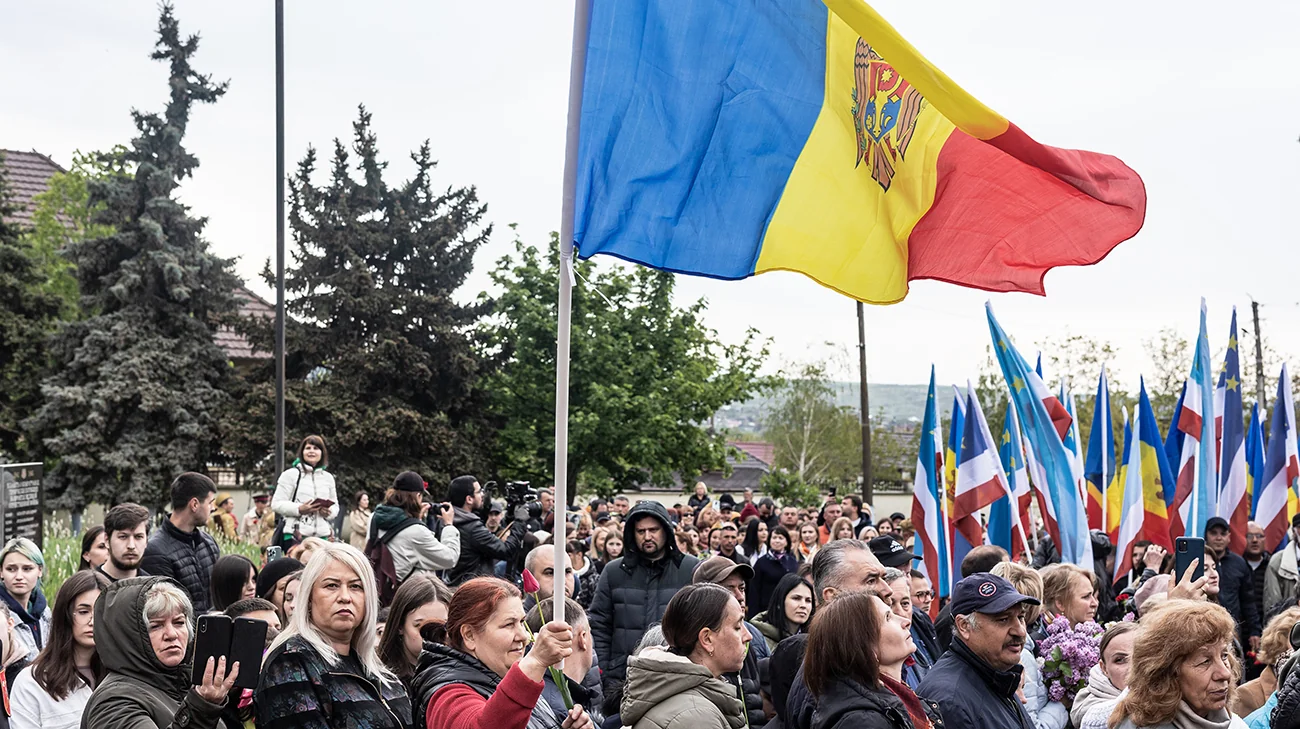 Граждане Молдовы с государственным флагом на митинге по поводу выборов