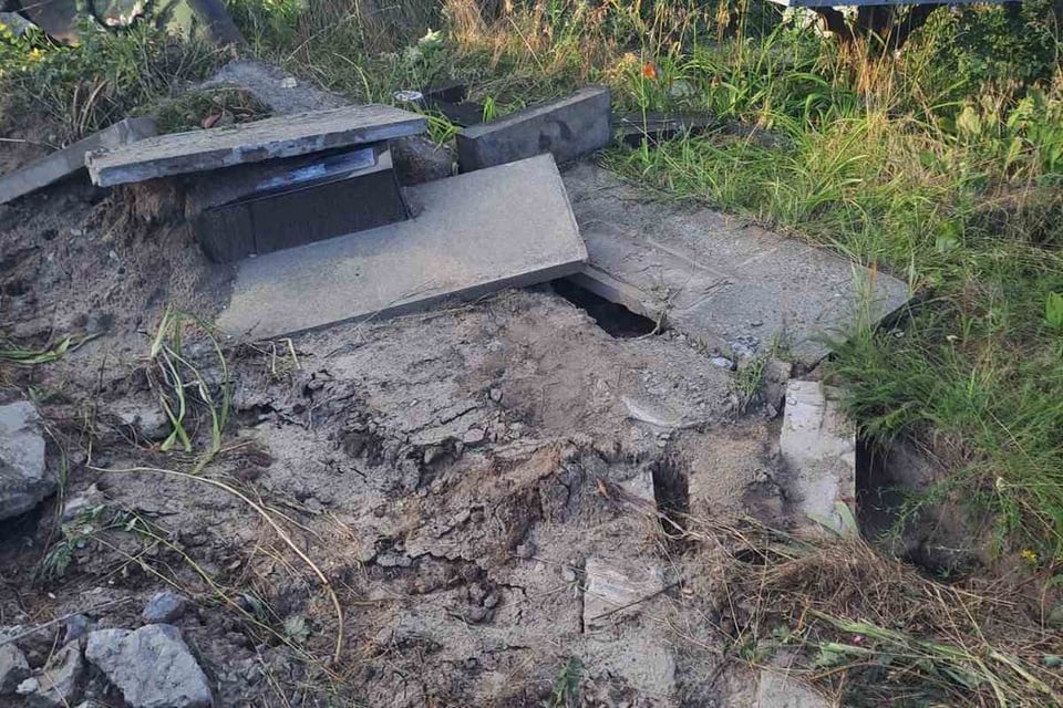 Пошкоджений постамент меморіалу танка Т-34 в селі Оскіл