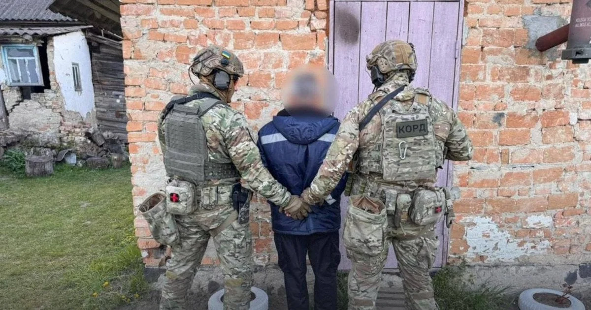 Затриманий чоловік під конвоєм бійців КОРД у Харківській області