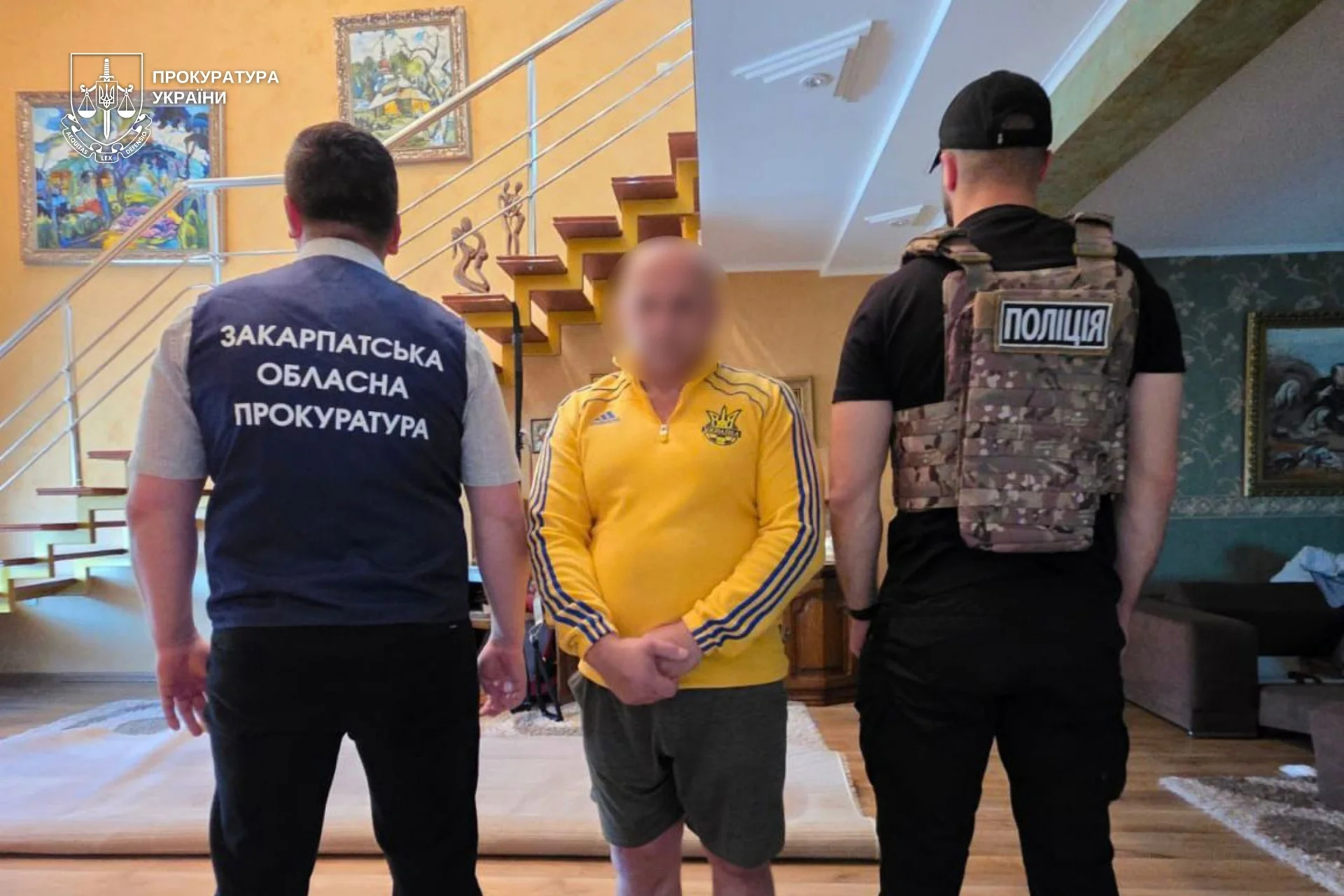Працівники прокуратури та поліції супроводжують затриманого в Закарпатті