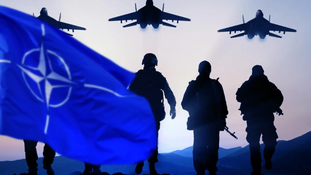 Військові НАТО з прапором Альянсу та винищувачами на тлі
