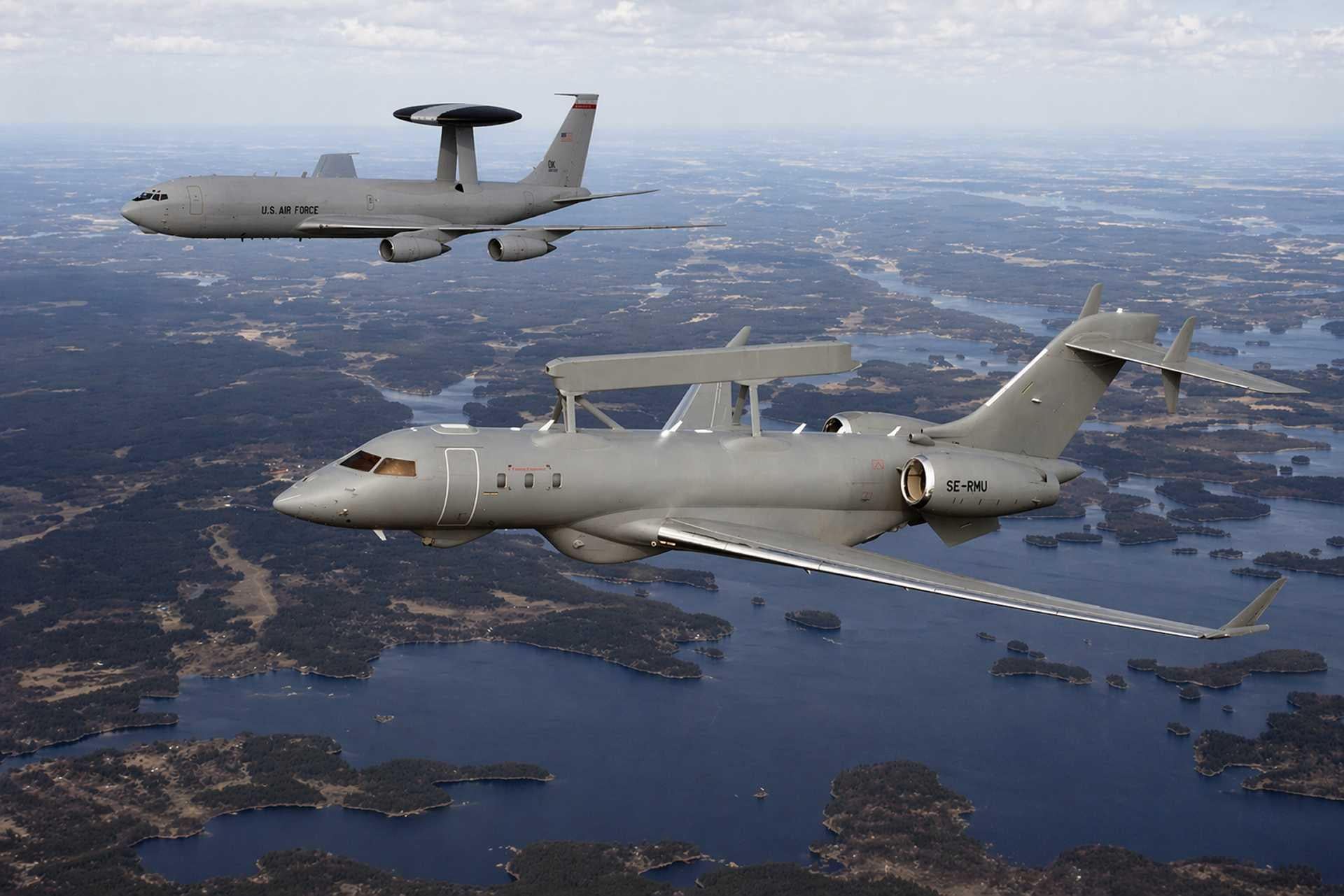 НАТО выбрало GlobalEye от Saab для замены AWACS GlobalEye Saab и AWACS в совместном полете над озерами