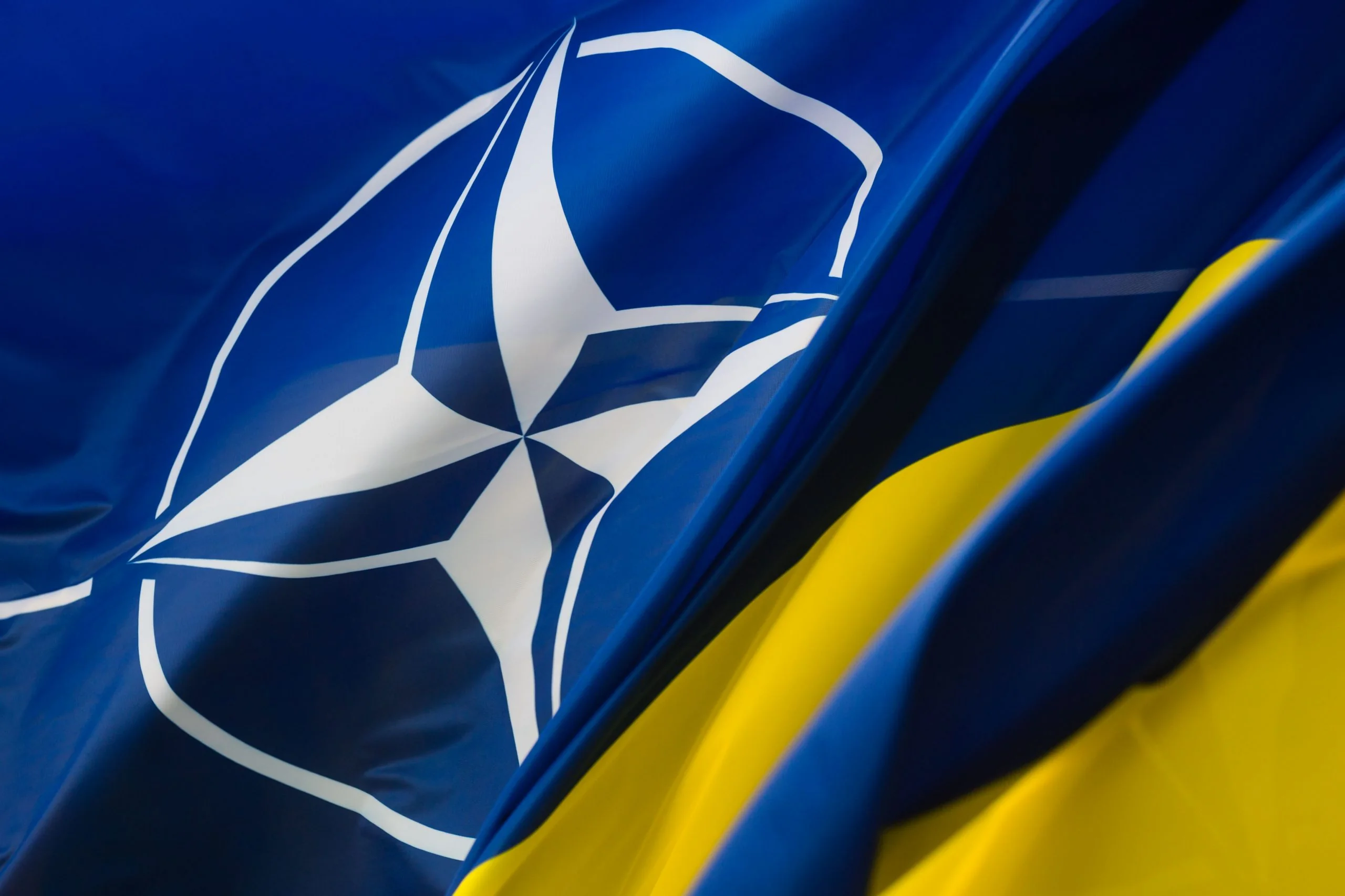 Прапор НАТО з українським елементом щодо підтримки на 140 млрд євро