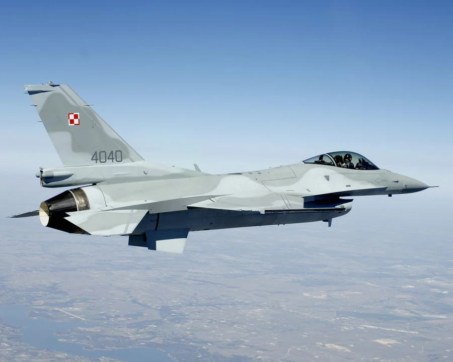 Польський винищувач F-16 з бортовим номером 4040 у польоті