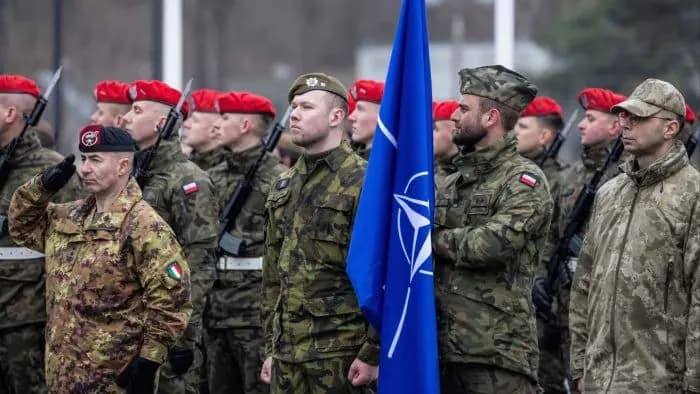 Військові союзників НАТО салютують прапору Альянсу на церемонії