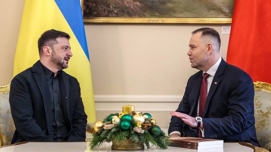 Президент Польши Навроцкий разговаривает с президентом Украины Зеленским во время встречи
