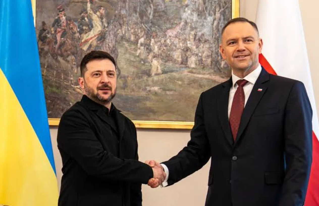 Президент Польши Навроцкий и Владимир Зеленский жмут руки на встрече