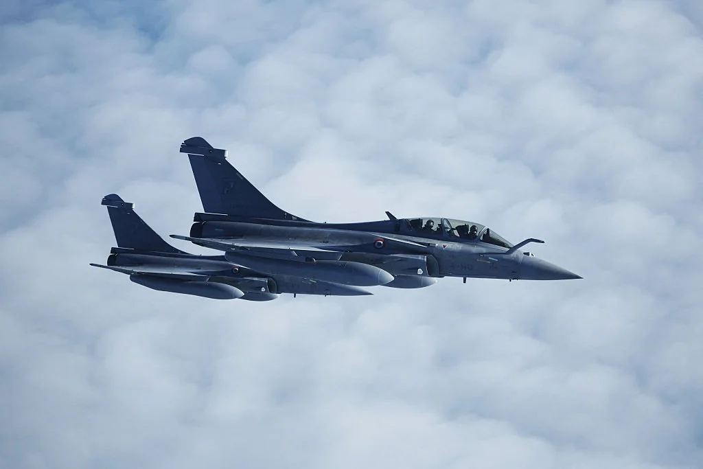 Французькі винищувачі Rafale під час ядерних навчань над хмарами