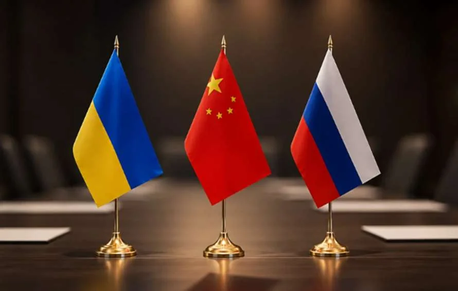 Прапори України, Китаю та Росії на столі переговорів щодо війни