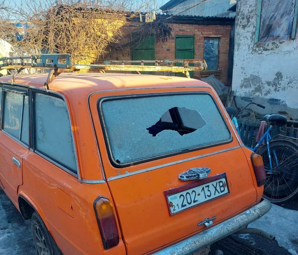Пошкоджений автомобіль після обстрілу в Золочеві на Харківщині