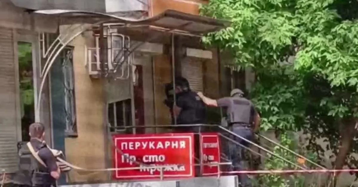 Одесса: мужчина заперся в парикмахерской, прибыли спецназовцы Спецназовцы полиции у закрытой парикмахерской в Одессе во время операции