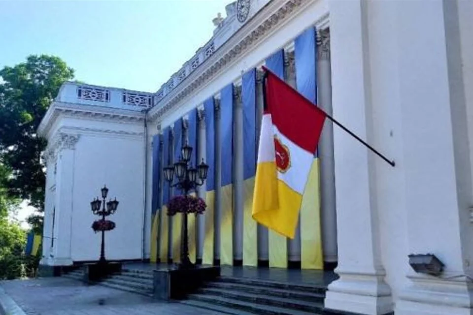 Одеська міська рада з прапорами України та міста в День жалоби