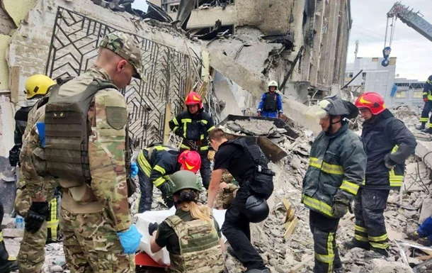 Рятувальники та військові на місці обстрілу Краматорська надають допомогу постраждалим