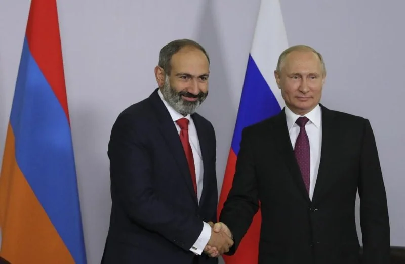 Пашинян і Путін тиснуть руки на зустрічі щодо відносин Вірменії з Росією
