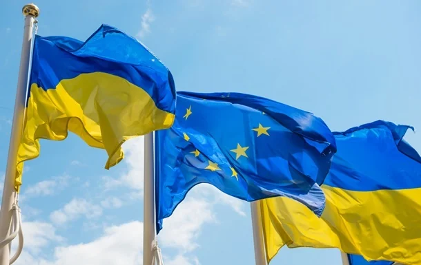 Прапори України та ЄС, що символізують перешкоди на шляху України до ЄС