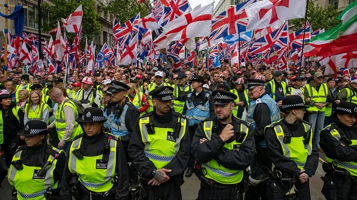Поліція Британії на демонстрації з прапорами Union Jack