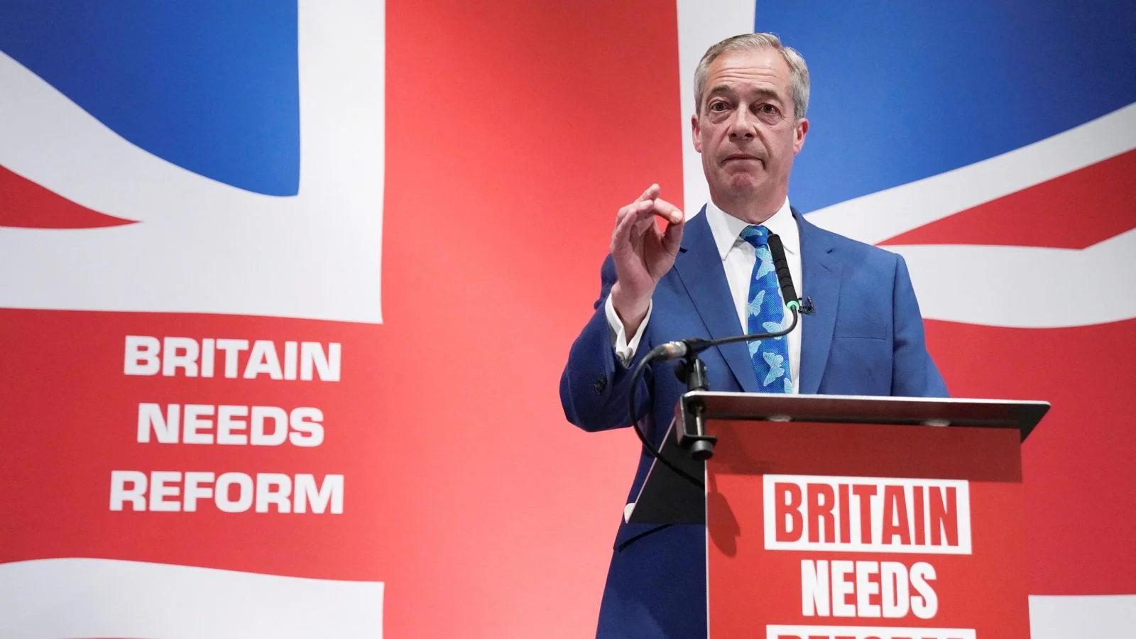 Найджел Фараж на трибуні Reform UK з гаслом Britain Needs Reform