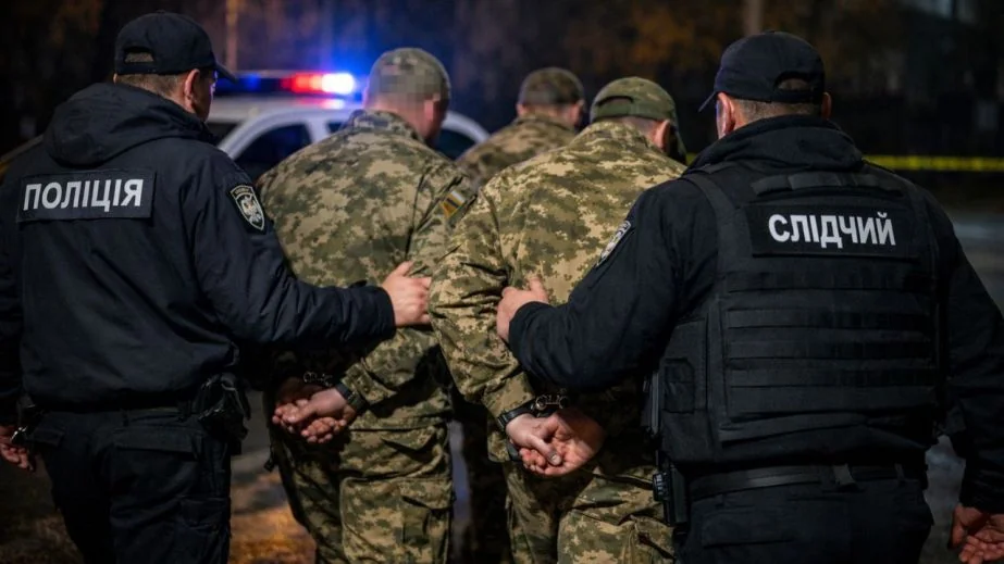 Полиция задержала двух военных Мариупольского ТЦК по подозрению в коррупции Полиция задерживает военных Мариупольского ТЦК по подозрению в коррупции
