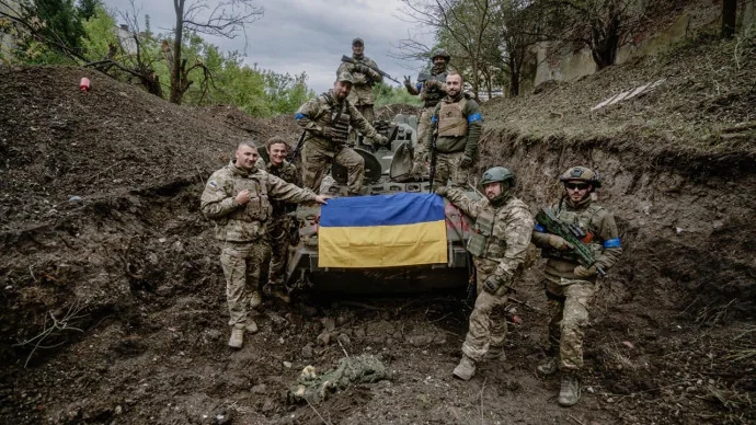 Бойцы полка «Скеля» с флагом Украины во время освобождения сел на Днепропетровщине