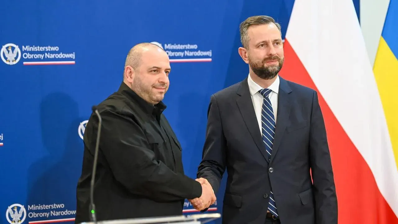Міністр оборони Польщі та український посадовець тиснуть руки щодо допомоги Україні