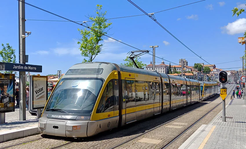 Трамвай Metro do Porto на станції Jardim do Morro в Порту