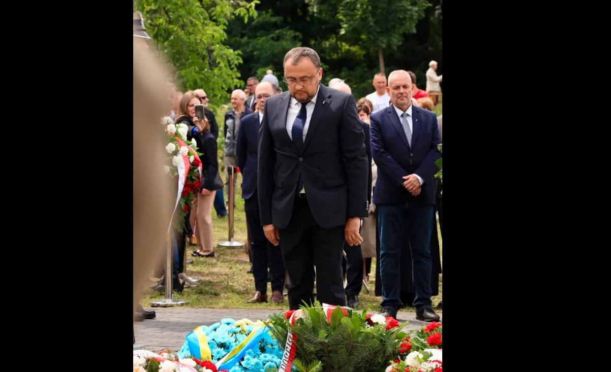 Посол Василь Боднар схилив голову перед вінками жертв Волинської трагедії у Варшаві