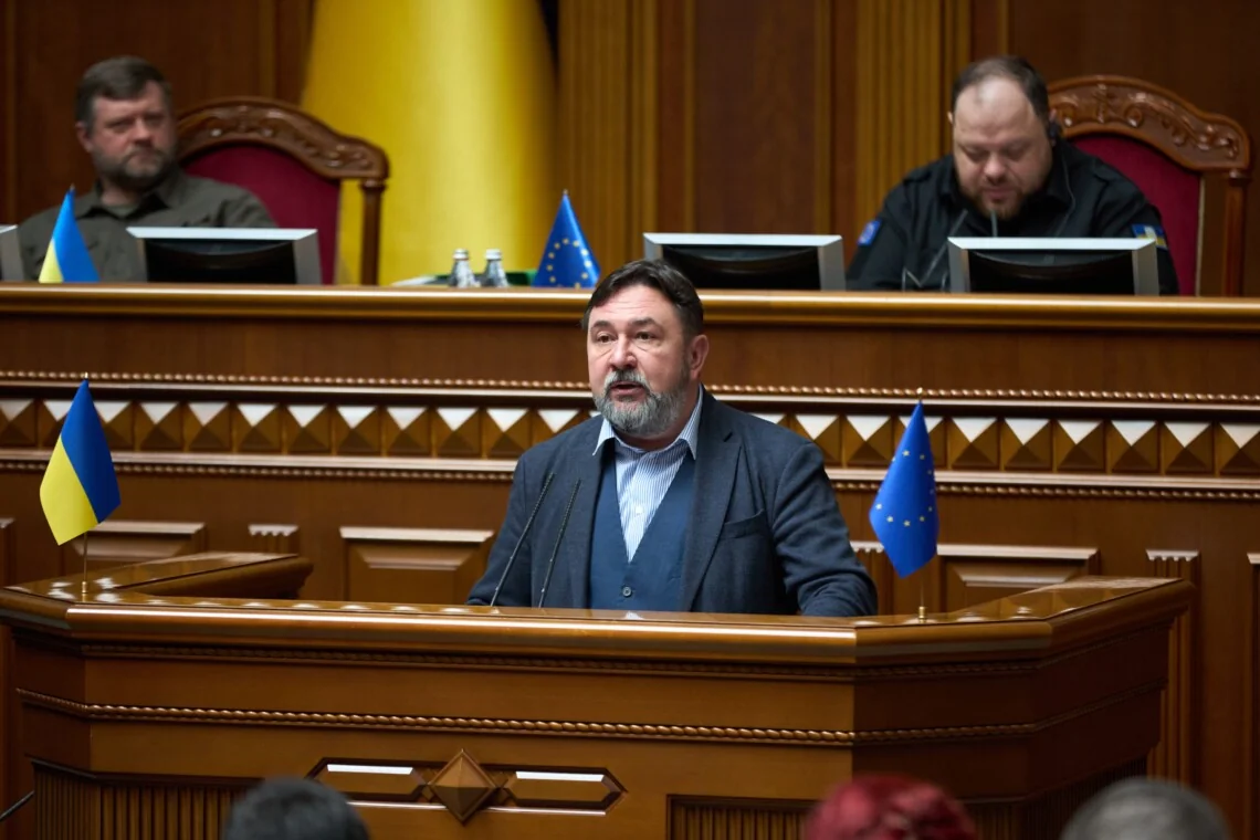 Депутат Потураєв зі Слуги народу виступає на трибуні Верховної Ради щодо складання мандату