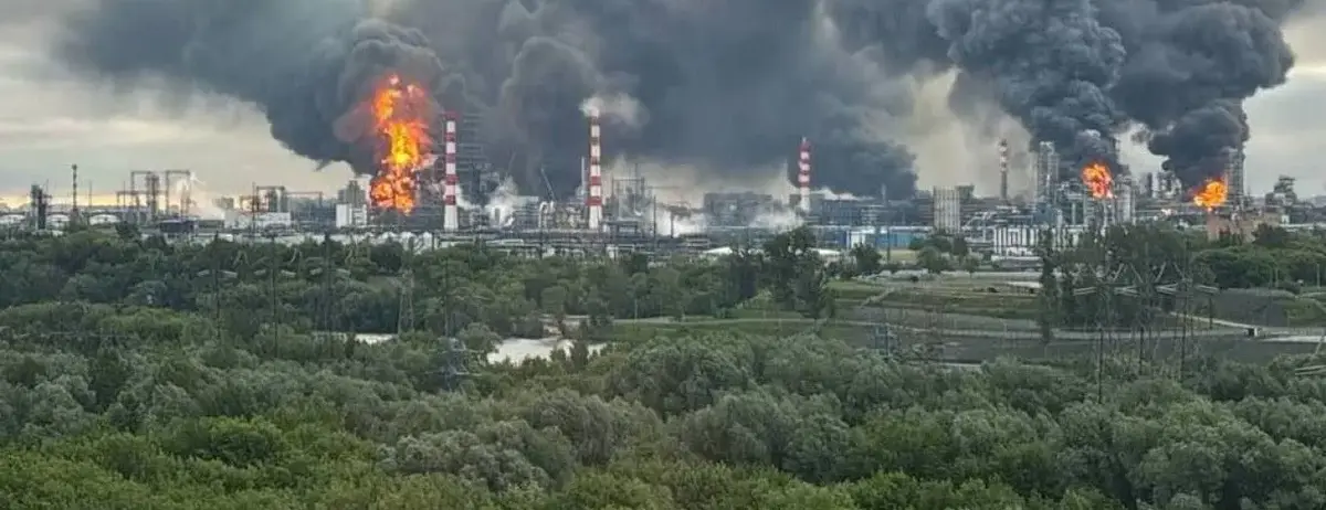 Пожежа на Сизранському НПЗ після атаки дронів у Росії