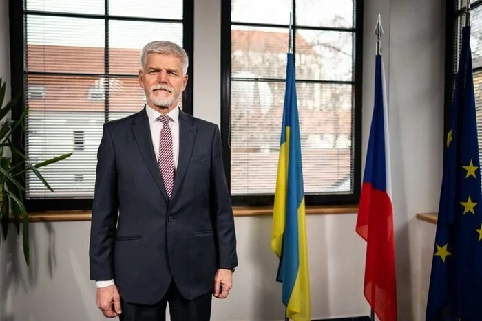 Президент Чехії Петр Павел на тлі прапорів України та Чехії
