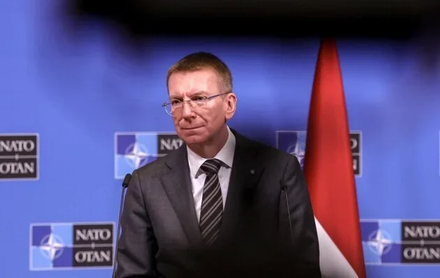 Президент Латвии: Россия любит страх, но НАТО стоит за нами Президент Латвии Эдгарс Ринкевичс на саммите НАТО с флагом Латвии