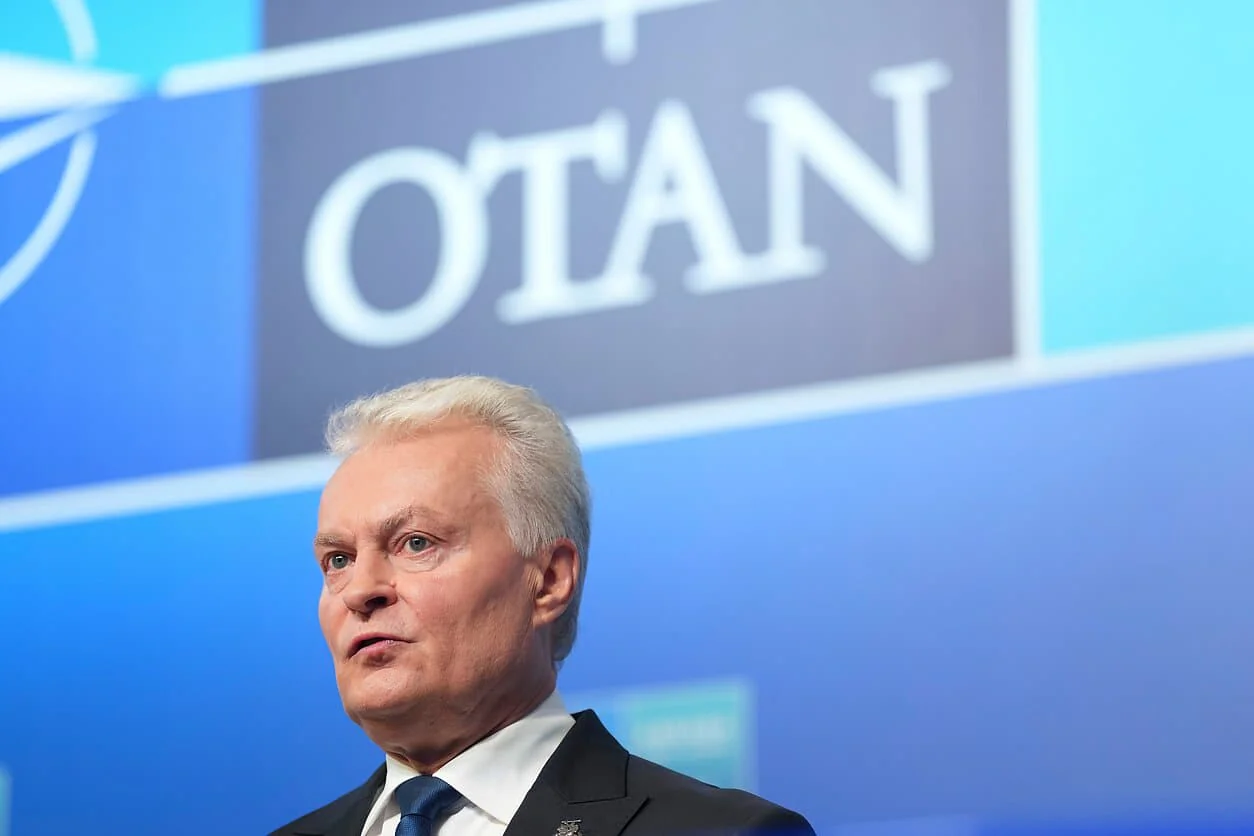 Президент Литвы Гитанас Науседа на фоне логотипа НАТО