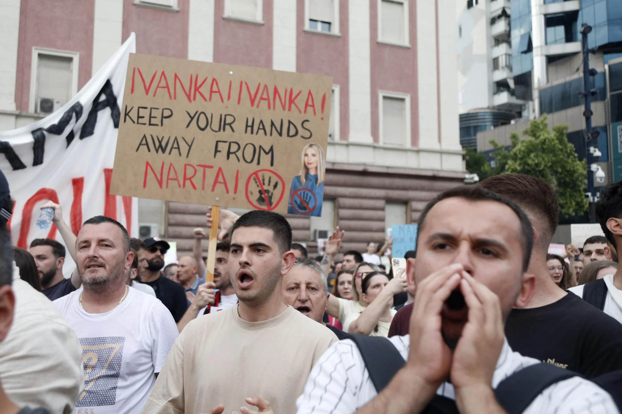 Протестувальники в Тирані з плакатом проти курорту Кушнера в Нарті