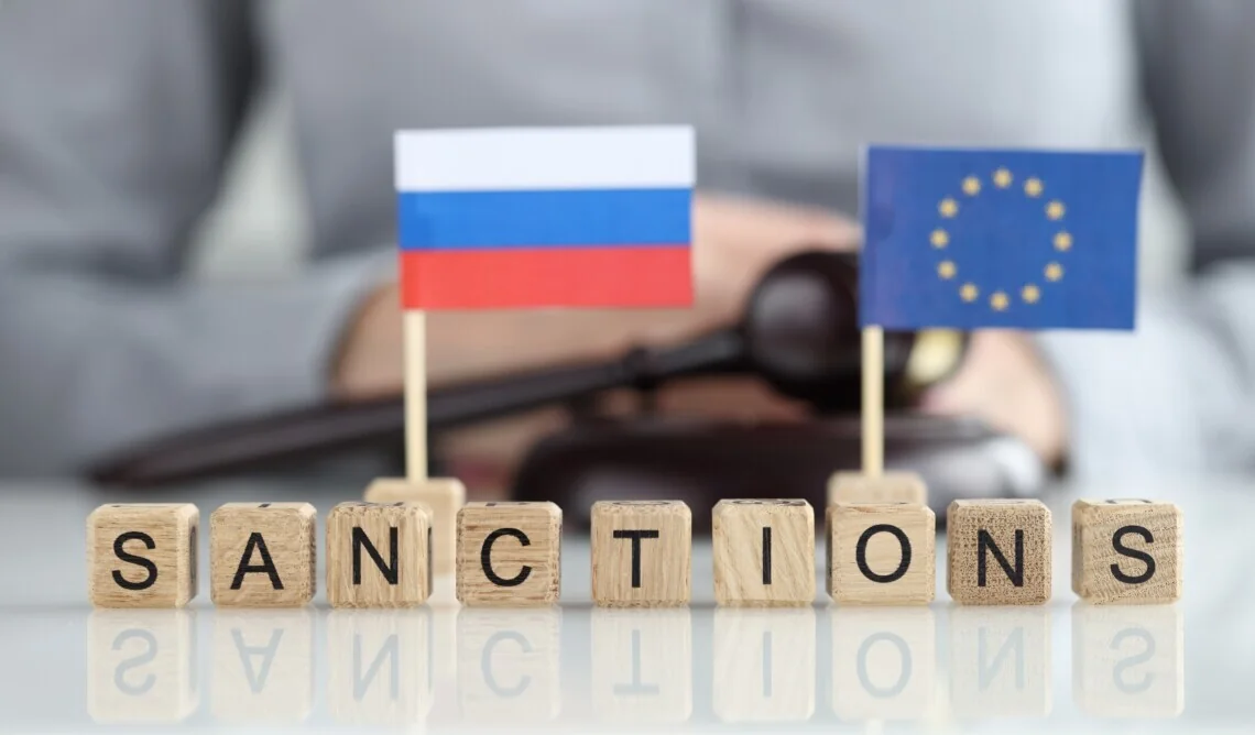 Флаги России и ЕС с кубиками SANCTIONS и судебным молотком