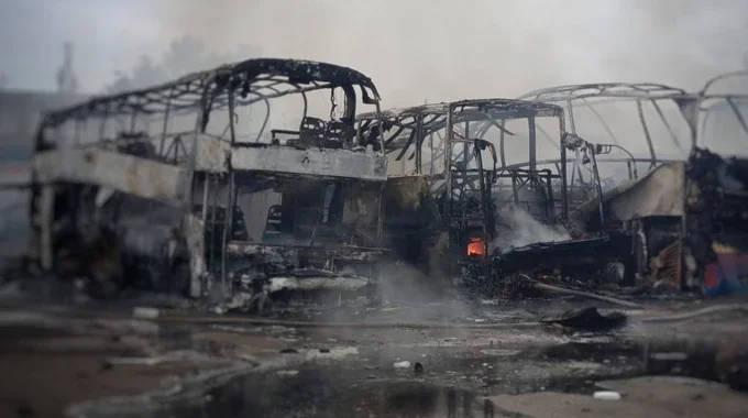 Згорілі автобуси на підприємстві в Одесі після удару РФ