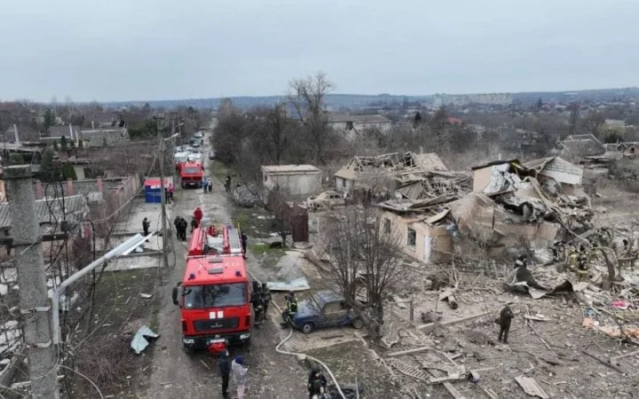 Рятувальники на місці руйнувань після ударів РФ по селах Запоріжжя