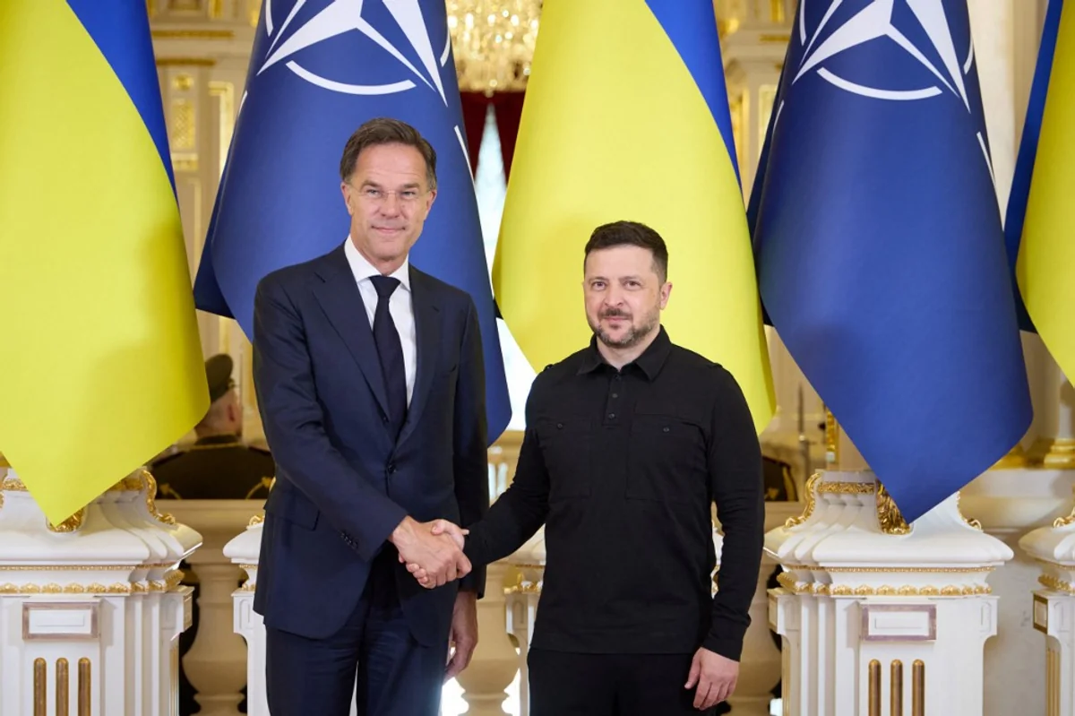 Марк Рютте та Володимир Зеленський на тлі прапорів НАТО й України