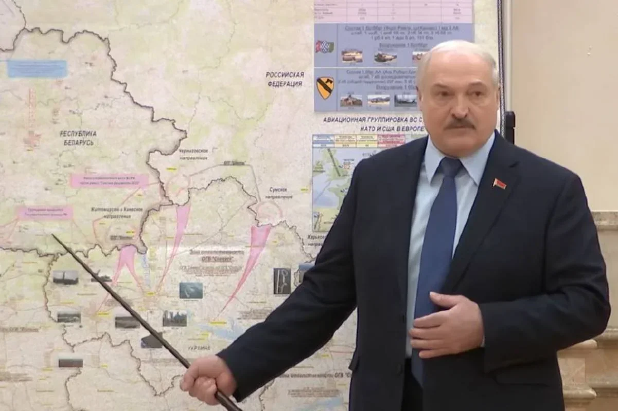 Олександр Лукашенко вказує на карту Білорусі під час заяви про наземну операцію