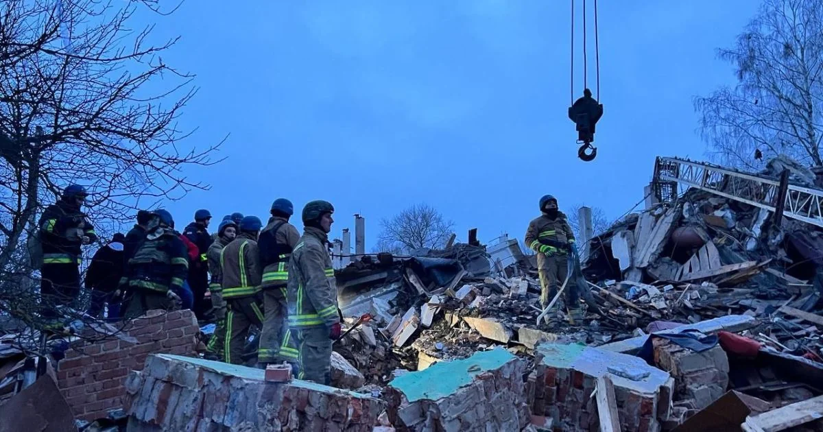 Рятувальники розбирають завали після удару КАБами по Сумщині
