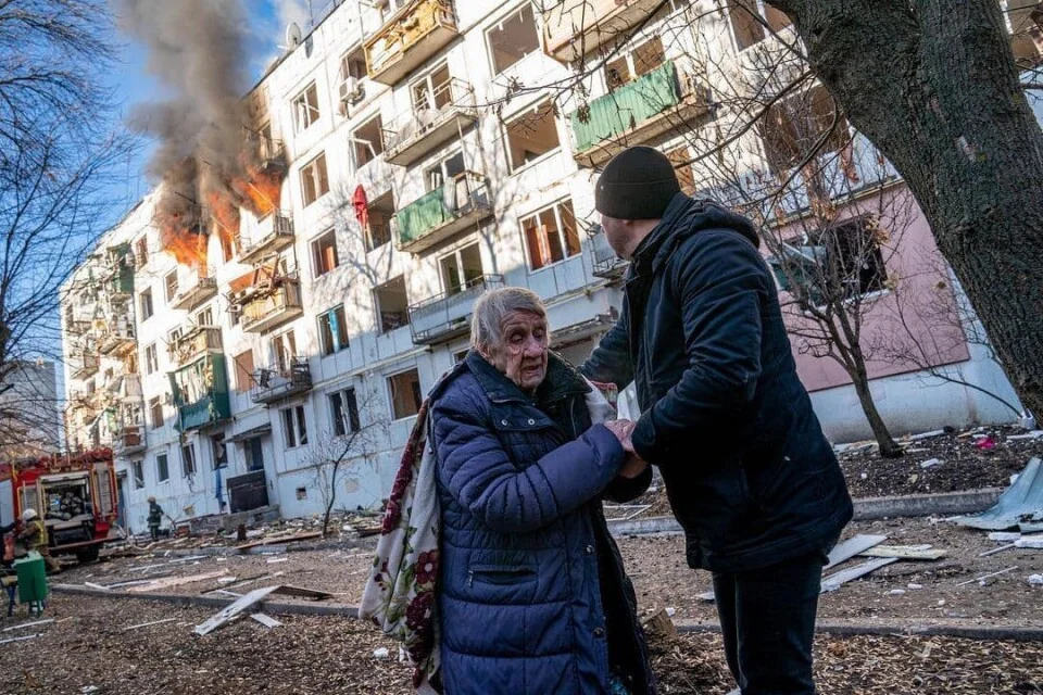 Пошкоджений будинок у Донеччині після обстрілу російськими військами