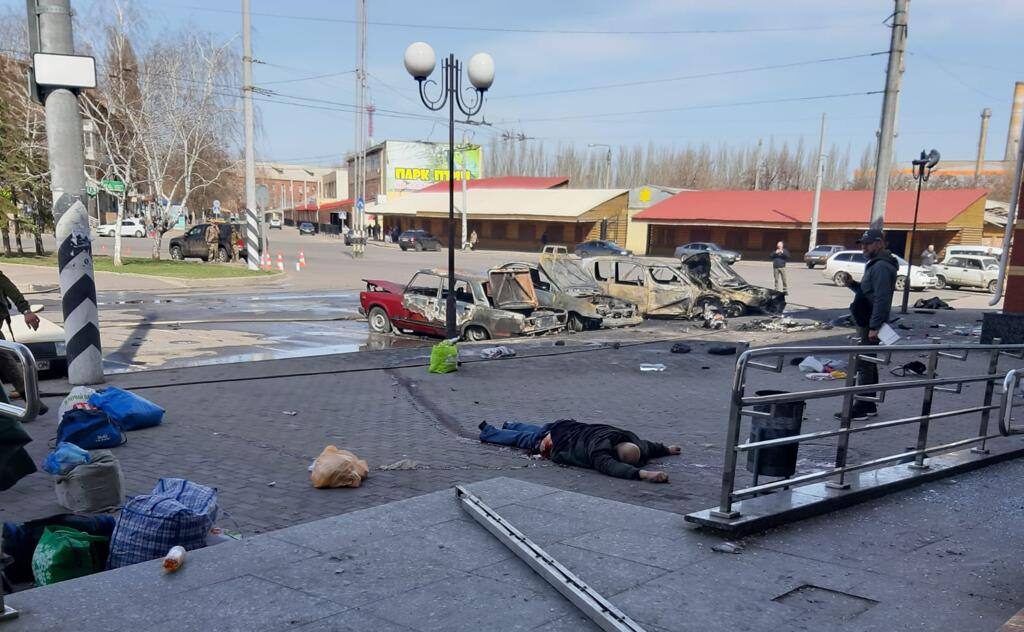 Наслідки обстрілу Краматорської громади: загиблі та знищені авто на вулиці